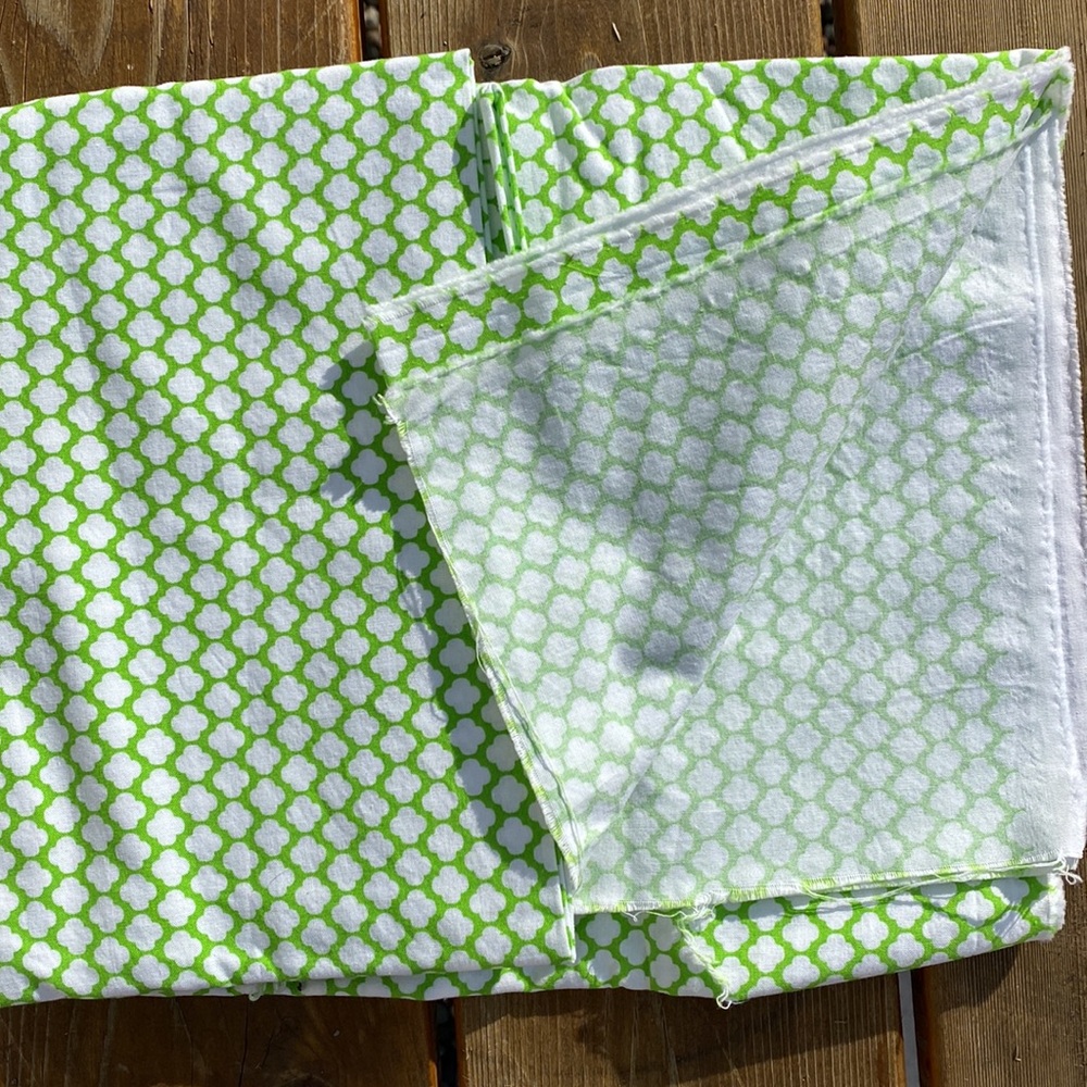 Spring green / white 100% cotton fabric 1.25 yards freshly laundered & pressed💚 - Picture 2 of 3